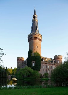 Moyland, castle park in spring