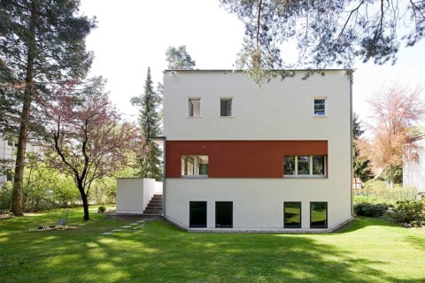 Built in 1923 by Erich Mendelsohn and Richard Neutra, garden side