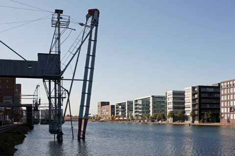 View from the south side to the west, crane in front of the Küppersmühle