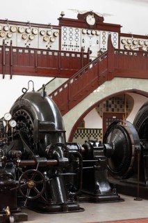 Turbine hall, Francis turbines and generators, with the control centre (control room) for control