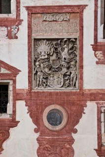Österr Jenbach Schloss Tratzberg View. Castle complex from the 16th century. Coat of arms of the
