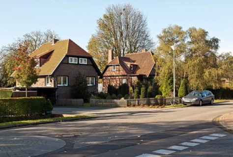 Built around 1933 by Friedrich Kühnen, student of Karl Buschhüter, east side