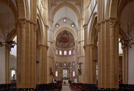 Frankr Paray-le Monial Burgundy Basilica Sacre-Coeur Begun around 1100 Interior facing east Painted