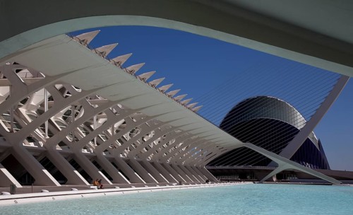 City of Arts and Sciences (cat./val. Ciutat de les Arts i de les Ciències), on the left MUSEO DE
