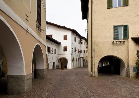 Italy S-Tyrol Neumarkt View from S into the Laubengasse