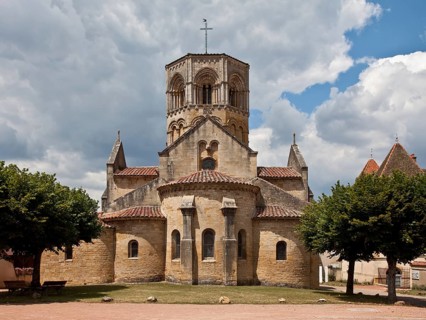 Semur-en-Brionnais Burgundy St-Hilaire Begun in the early 12th century Exterior view from the east,