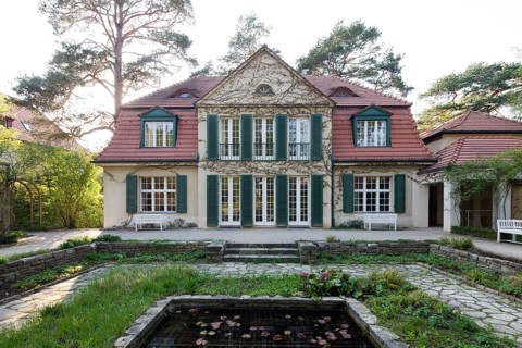 Garden side with sunken garden, the only surviving garden design by Ludwig Mies van der Rohe in