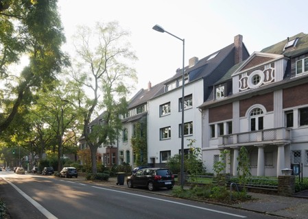 Robinia avenue with gaps between trees, Villa Merländer on the right, built in 1924-1925 by