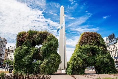 Plant gates in the shape of the letters of Buenos Aires, in front of the obelisk, Avenida 9 de