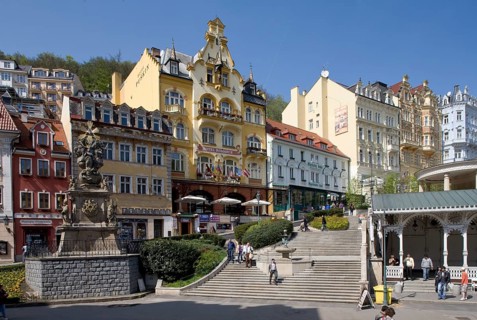 Czech Rep Karlovy Vary/Karlsbad. City centre with Trinity Column