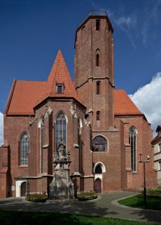In front of it Nepomuk statue, 1723 by Johann Georg Urbanski, St., Sankt, Saint