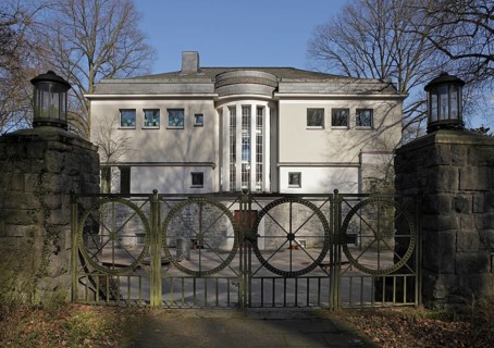 Built between 1906 and 1908 according to designs by Peter Behrens. Collaboration with Walter