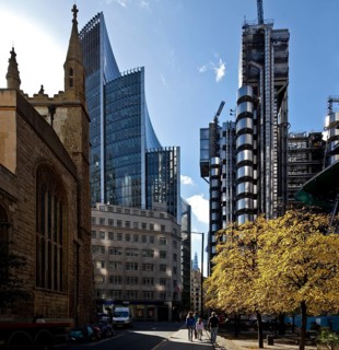 Office tower 1978-86 by Richard Rogers, on the left St Andrew Undershaft church, behind it Willis