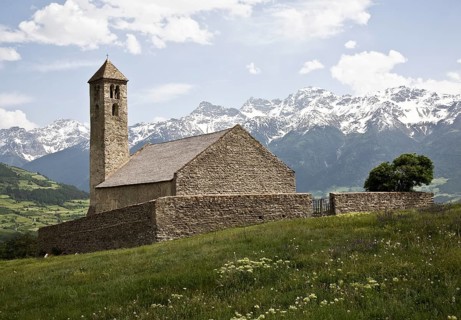 Italy S-Tyrol Tartsch St Veit on the Tartscher Bühel v NW. On the Bühel there is a Romanesque