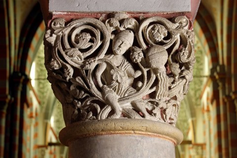Capital on the centre column behind the altar, St., Sankt, Saint