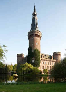 Moyland, castle park in spring