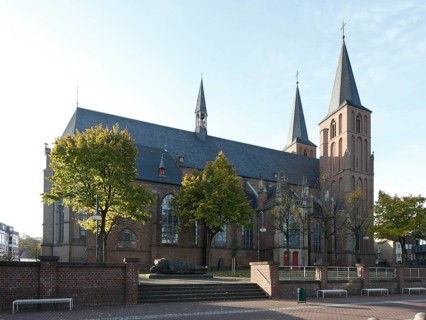 View from the north-east, in front of the fallen warrior by Ewald Mataré, St., Sankt, Saint