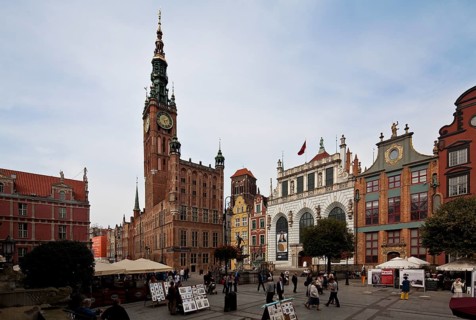 View from the south-east, Marienkirchturm to the right at the back, Artushof to the right