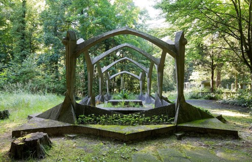 Julius Wissinger tomb, expressionist tomb created by Max Taut and Otto Freundlich in 1920