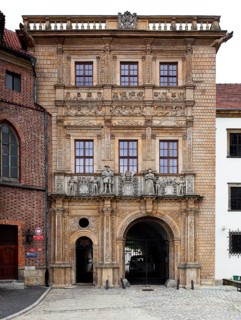 Begun in 1544, above the passageway figures of Duke George II and Barbara of Brandenburg, above