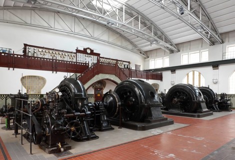 Turbine hall, Francis turbines and generators, with the control centre (control room) for control