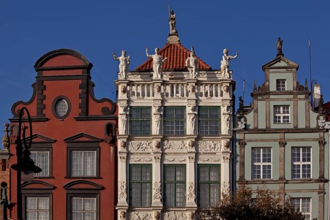 On the north side of the Lange Markt, built in 1609, upper storeys and neighbouring houses