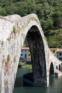 Pilgrims' bridge Ponte del Diavolo over the river Serchio