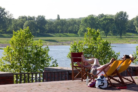 Couple in a deckchair, in the background Rhine and Oberkassler Rheinwiesen