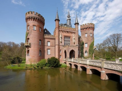 Moyland, castle park in spring