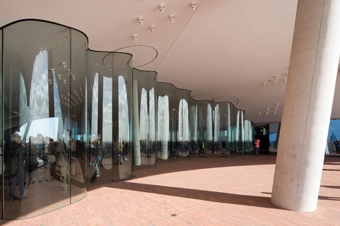 Hamburg, Elbphilharmonie, foyer called Plaza, wave-shaped glass wall to separate the Plaza into
