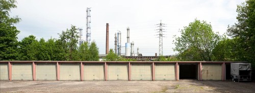 Garages, behind them industrial facilities of Ruhr Öl Raffinerie Horst