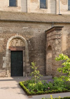 North side, north portal with tympanum and Frankish arch, St., Sankt, Saint