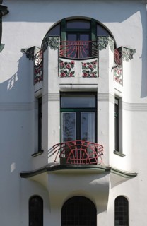 Krefeld, Bismarckstraße 85, bay window and balcony