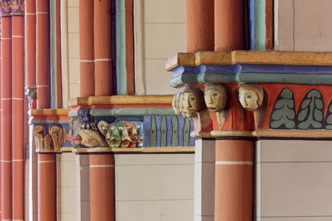 Late Romanesque capital on the south side of the nave, behind it a modern capital, created in 1992