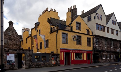 Plastered half-timbered building from around 1570, street frontage at Canongate No 140