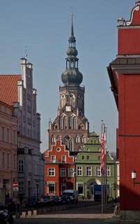 View from the market westwards to St. Nikolai Cathedral, with the town hall gable on the right, St