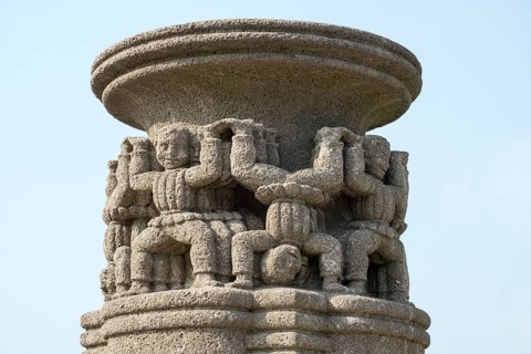 Expressionist jewellery vase made of shell limestone on the bank protection wall: wheel beater by