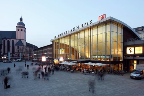 New entrance hall by architects Schmitt and Schneider from 1957 with its shell-shaped roof