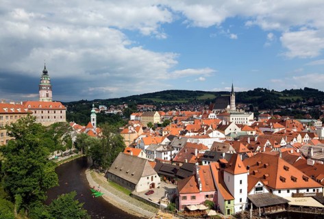 View from the north-west over the Old Town. St. Vitus on the right, the castle tower on the left,