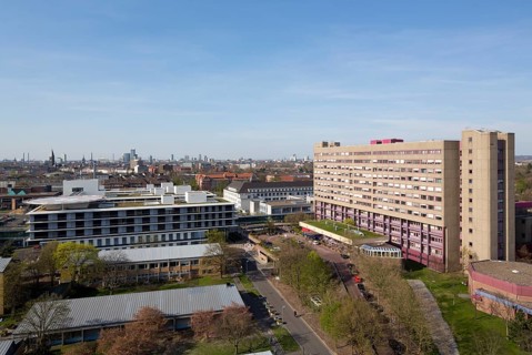 Centre for Operative Medicine II with helipad, in the background Düsseldorf city centre, on the