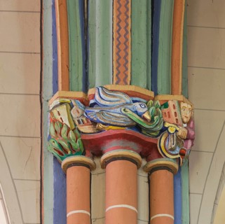 Modern capital on the south side of the nave, created in 1992 by Titus Reinartz to replace the