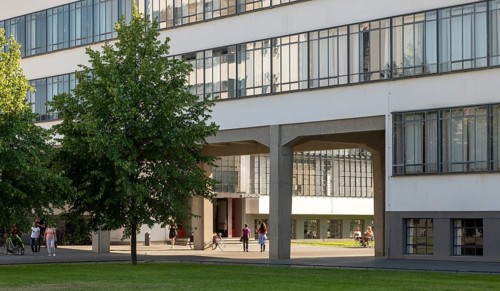 Dessau, Bauhaus, bridge of the administration wing, view to the entrance of the workshop wing