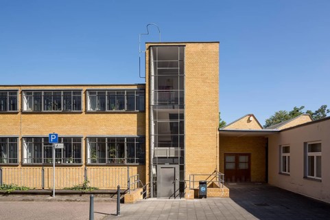 Dessau, former labour office by Walter Gropius, south view with stair tower
