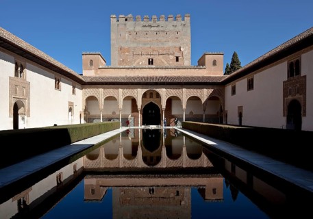 Court of the Myrtles (Patio de los Arrayanes, Mirtos) to the north, Comares Tower at the back