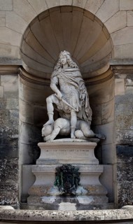 Chantilly, Chateau-de-Chantilly, wall niche fountain in the courtyard of the Small Castle with
