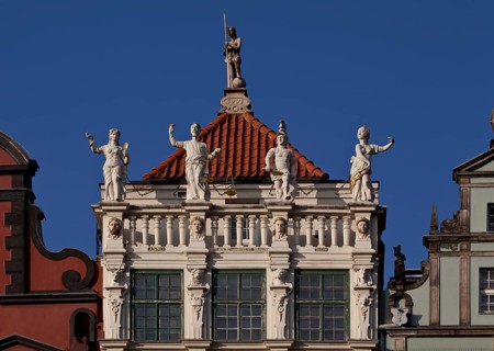 On the north side of the Lange Markt, built in 1609, upper storeys and roof zone