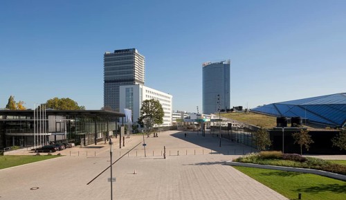 United Nations Square, Federal Palace, Langer Eugen and Posttower, on the right the World