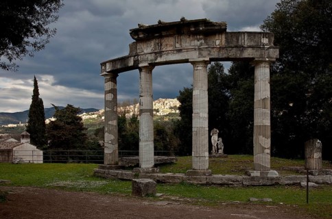 Small round temple, with the town of Tivoli at the back