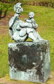 Mother and Child sculpture artwork by Glynn Williams 1994, Temple Gardens, Lincoln, Lincolnshire,