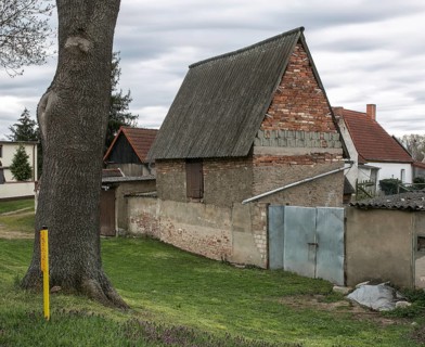 Klein Rosenburg Salzlandkreis Bildnr 1721 medieval-looking shed made partly of modern building